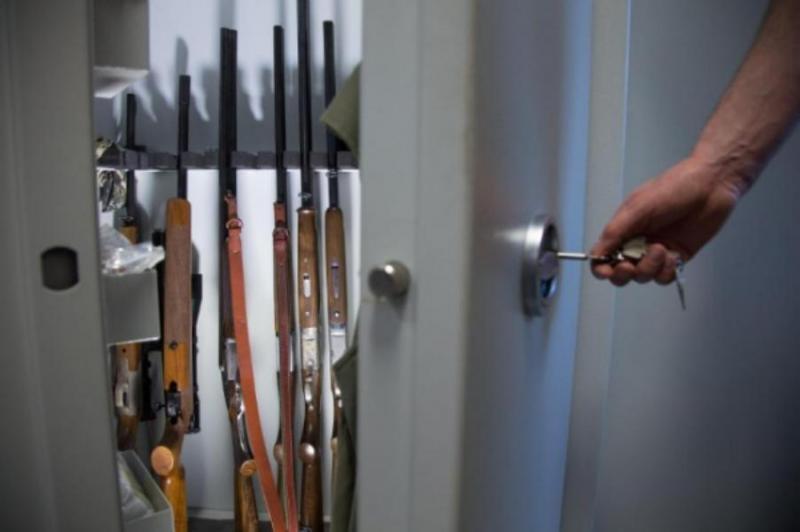 Как правильно хранить оружие дома